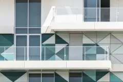 Fassaden aus Glas spiegeln die Umgebung
