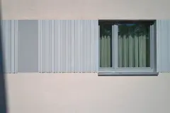 Plastische Fensterbänder mit Verolith von Sto